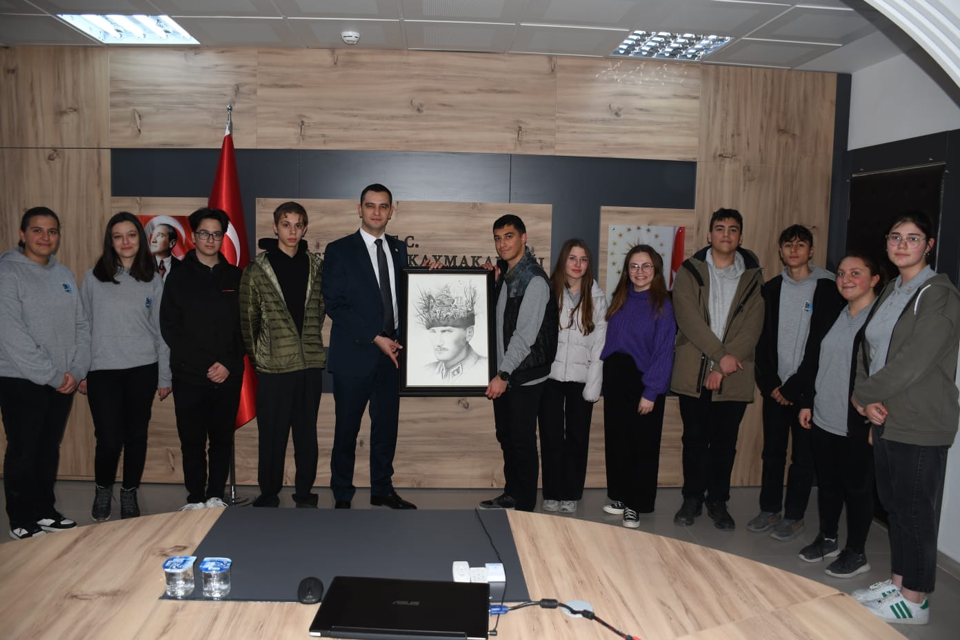 Büyükkaymakcı’ya Karakalem Atatürk Portresi – Gümüşhacıköy Haber Gazetesi